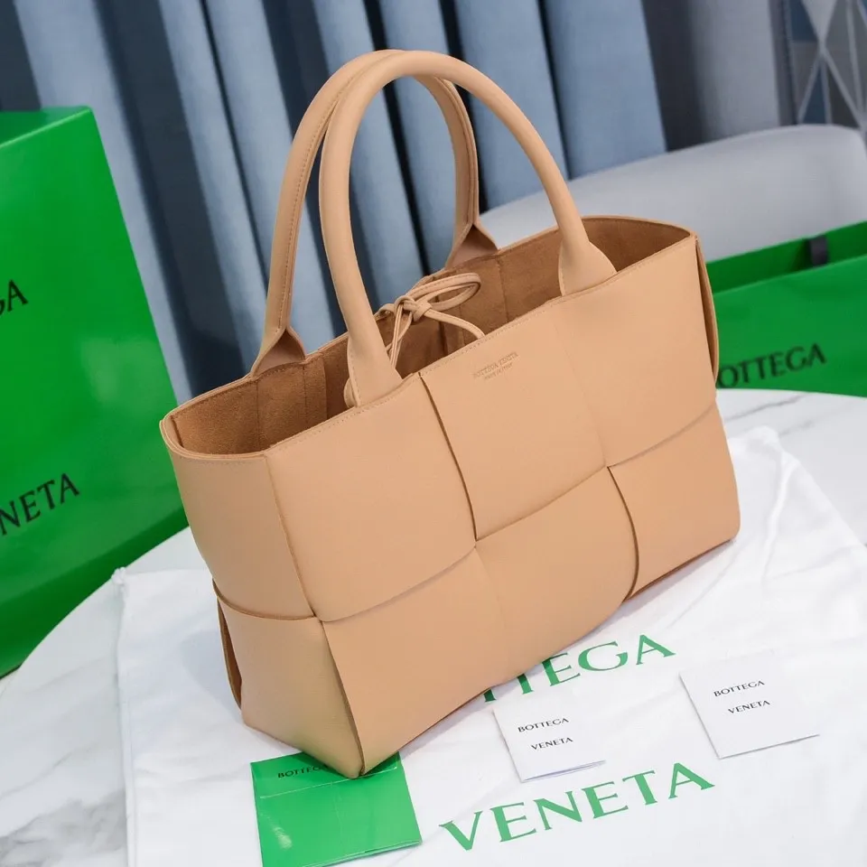 Batch 1760 Medium Arco, BottegaVeneta# 🧷Early spring SLIP tote handbag, the oversized woven design really makes it a huge gap from ordinary tote bags🔗🔗The interior is matched with a leather system ⛓Daniel Lee leads the brand gene to continue to evolve with fresh inspiration🧬🧬 Shows the balance between luxury and reality👉Almond color Size: 30*20*12, model 9893#